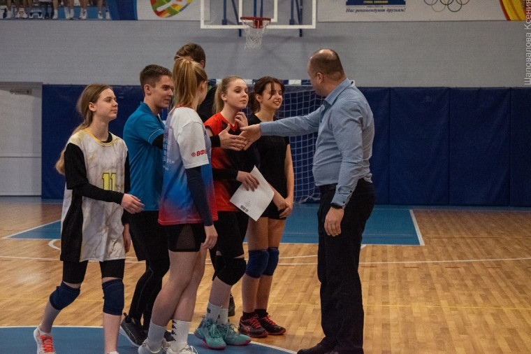 2 февраля состоялись соревнования по волейболу среди обучающихся 8-11 классов, в которых приняли участие 12 команд..